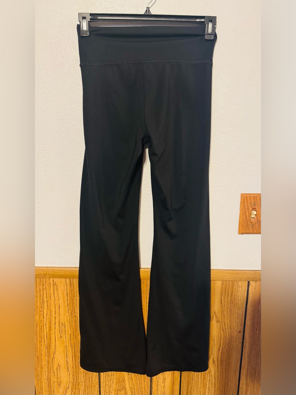 American Eagle women size MEDIUM Black Yoga Flare Leggings